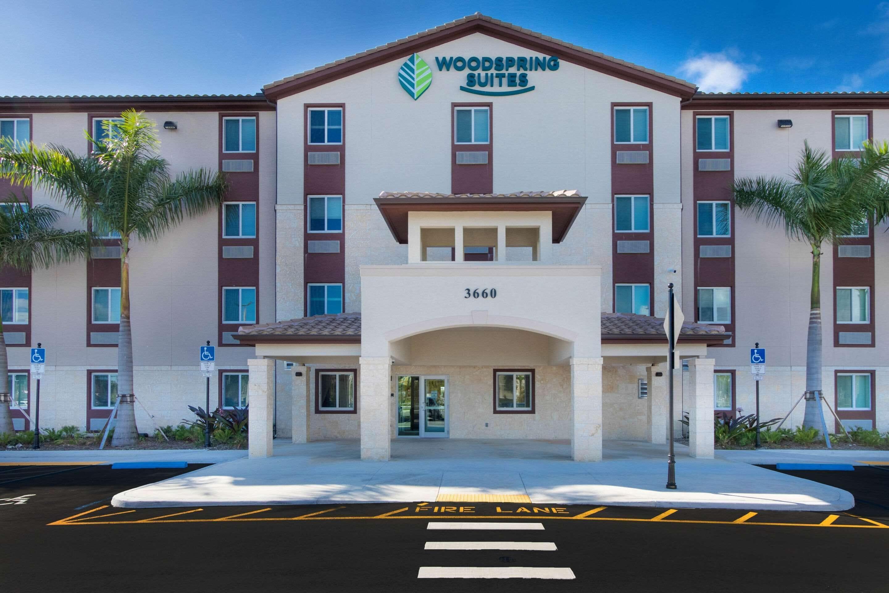 Staying Near Brian Piccolo Park: 4 Hotels Compared