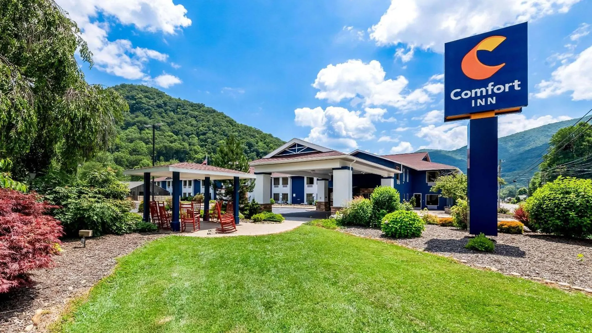 Staying Near Mini-Aplois Grand Prix: 7 Budget Hotels Compared
